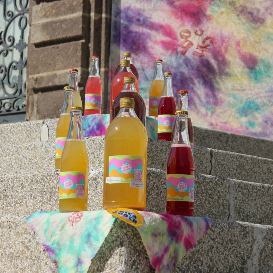 botellas 355 ml y 960 ml chica booch kombucha artesanal de tés y sabores naturales y deliciosos.