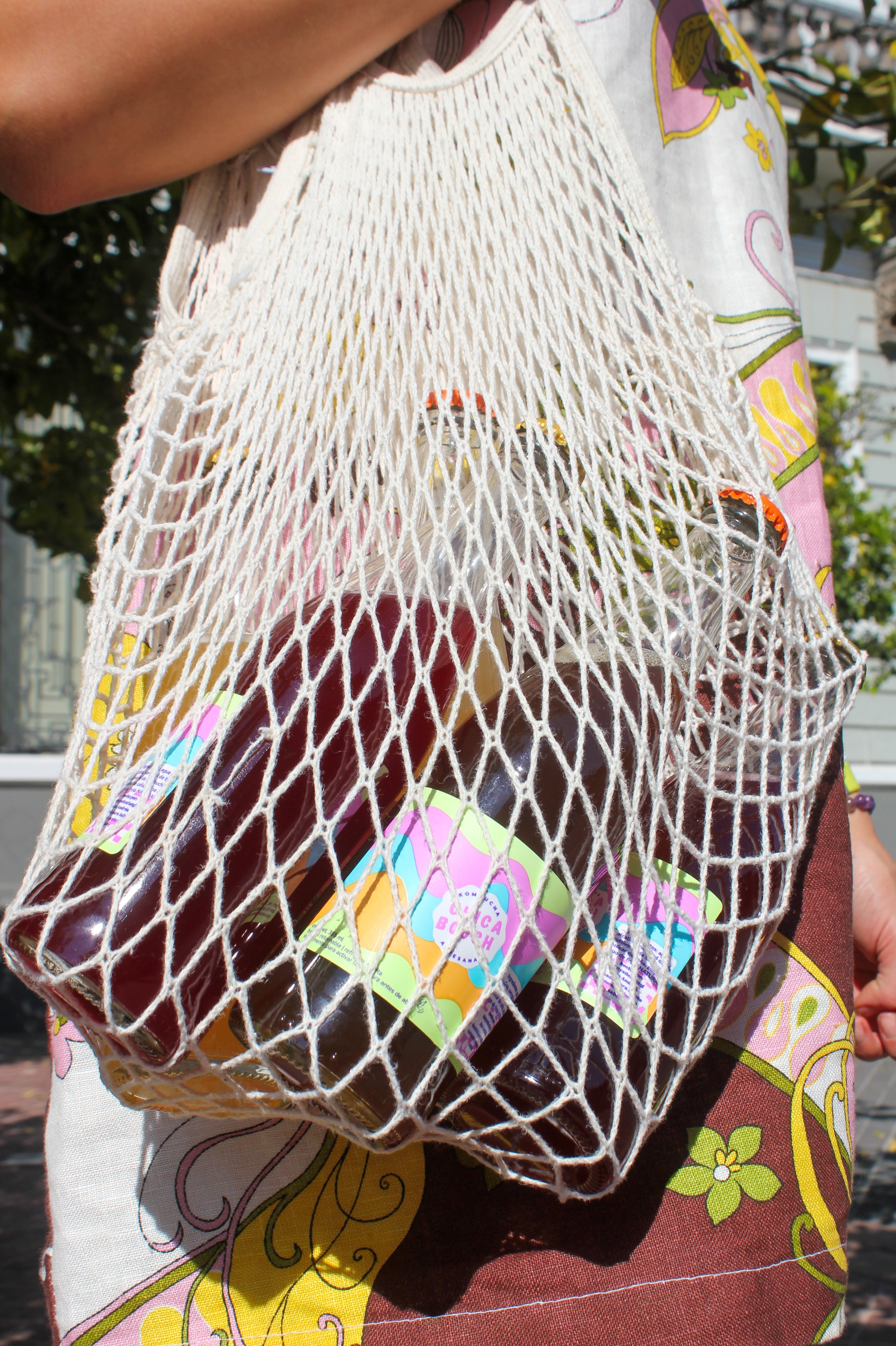 botellas chica booch 355 ml en bolsa de red camino a casa.