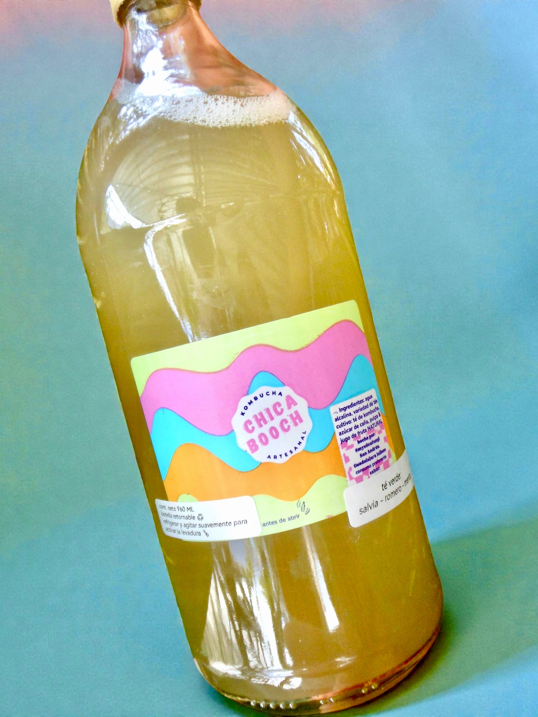 botella 960 ml chica booch té verde.